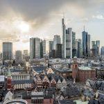 Frankfurter Skyline mit den Bankentürmen über der Innenstadt