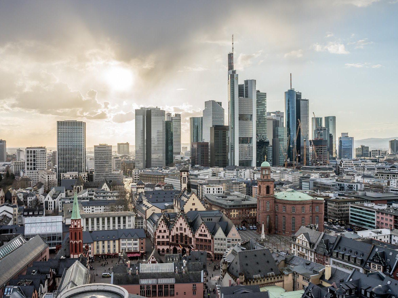 Frankfurter Skyline mit den Bankentürmen über der Innenstadt
