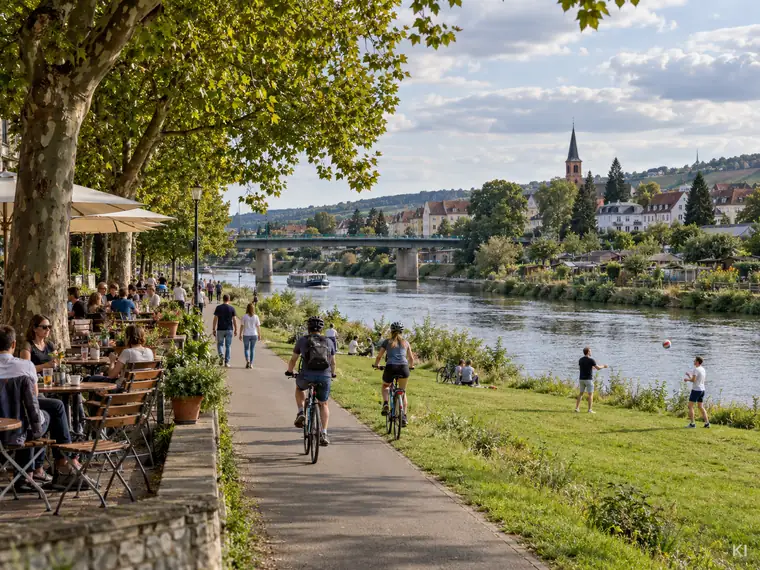 Uferpromenade mit Radweg, Café und Liegewiese am Fluss
