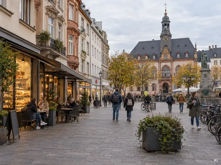 Belebter Marktplatz mit Rathaus, Cafés und Geschäften in zentraler Innenstadtlage