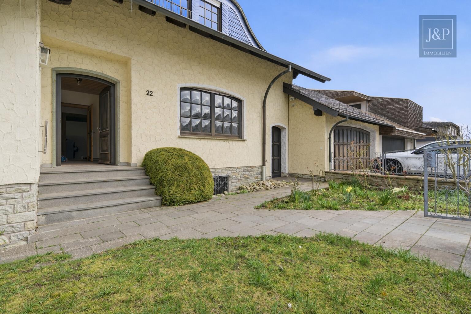 Hochwertiges Anwesen im Landhausstil! - Zentrale Feldrandlage mit durchdachtem Grundriss! - Außenanlage