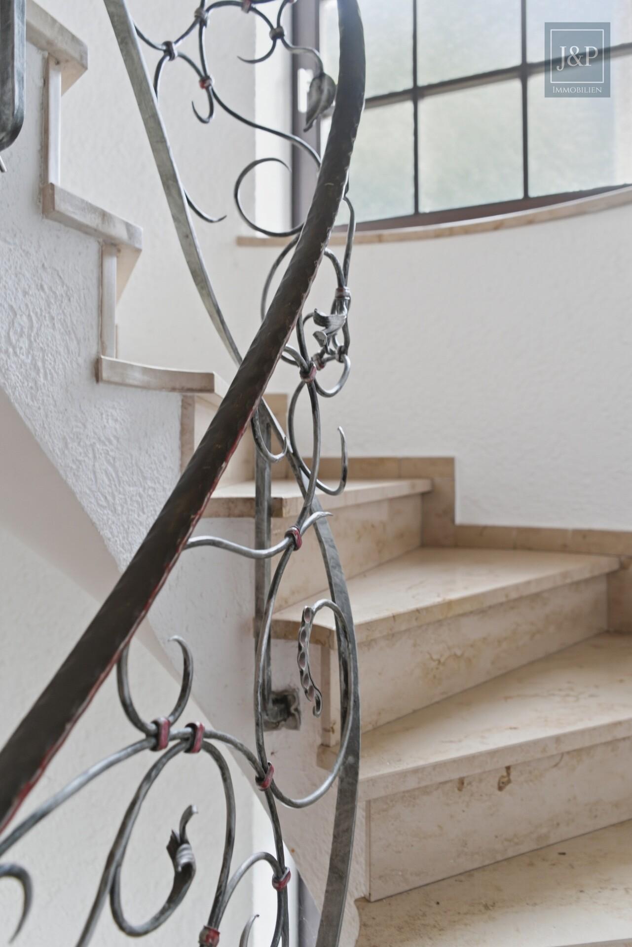 Hochwertiges Anwesen im Landhausstil! - Zentrale Feldrandlage mit durchdachtem Grundriss! - Detail Treppenhaus