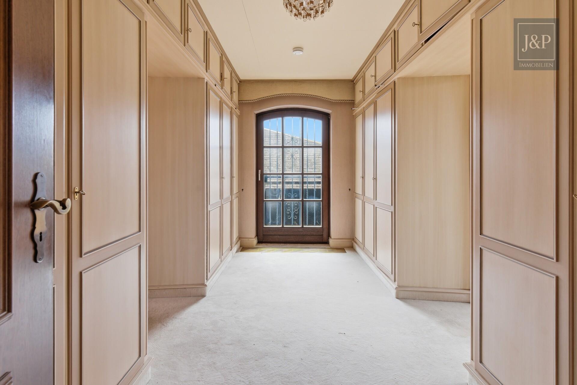 Hochwertiges Anwesen im Landhausstil! - Zentrale Feldrandlage mit durchdachtem Grundriss! - Kleiderschrank Eltern