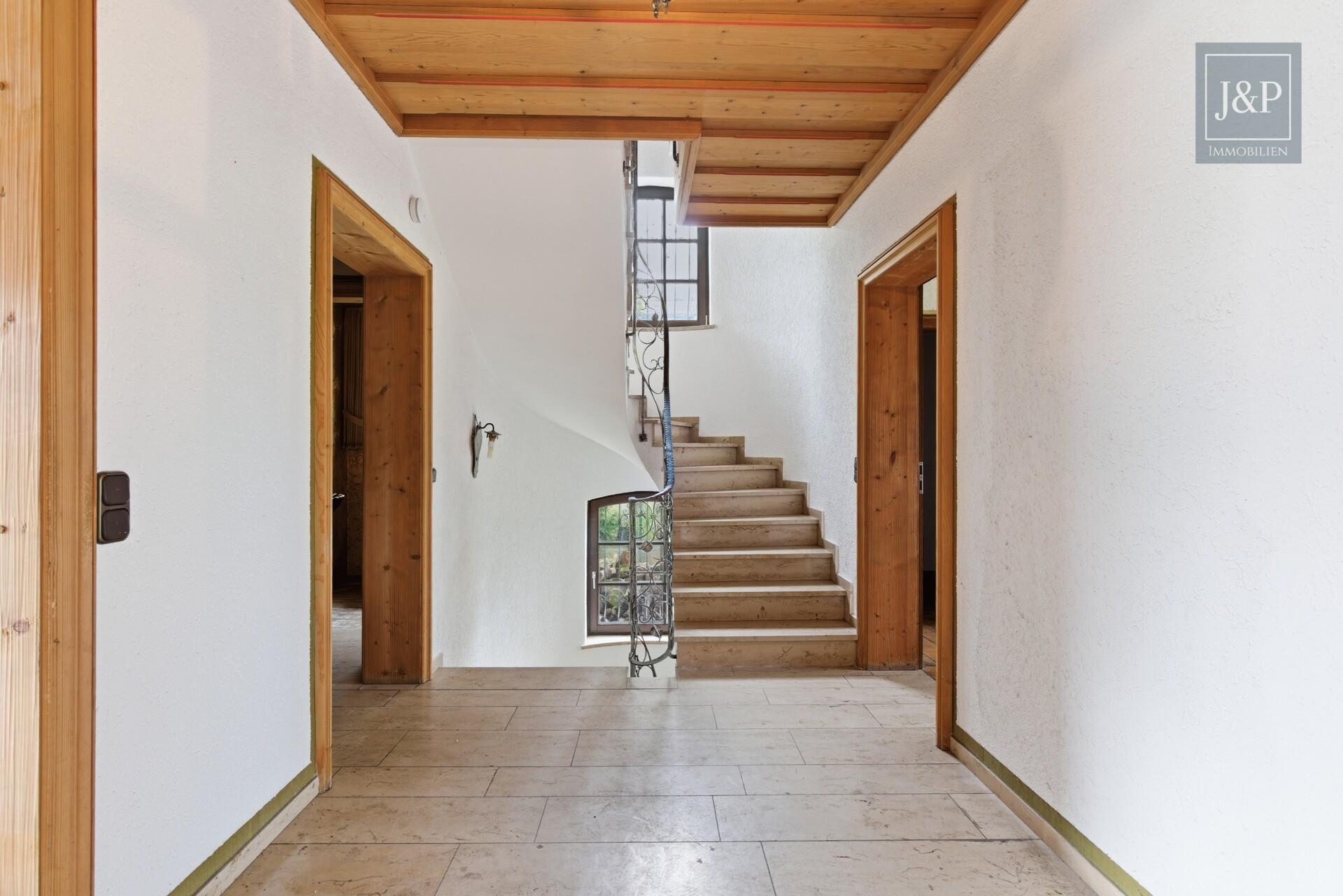 Hochwertiges Anwesen im Landhausstil! - Zentrale Feldrandlage mit durchdachtem Grundriss! - Flur EG