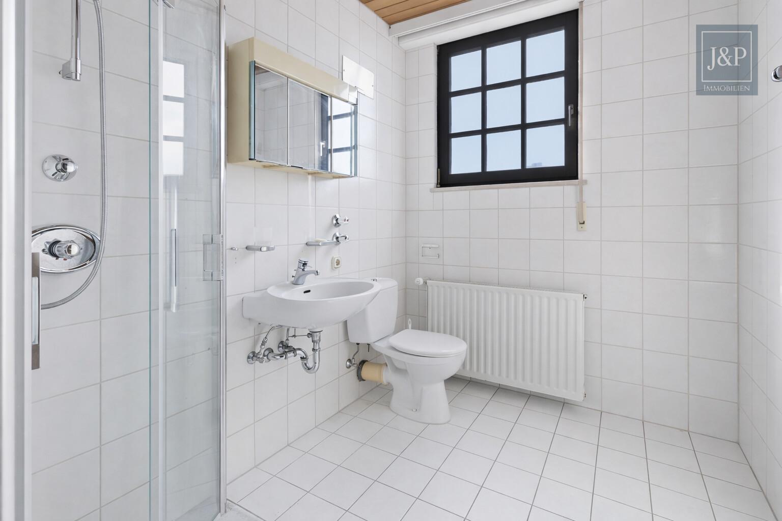 Hochwertiges Anwesen im Landhausstil! - Zentrale Feldrandlage mit durchdachtem Grundriss! - Bad 1 OG