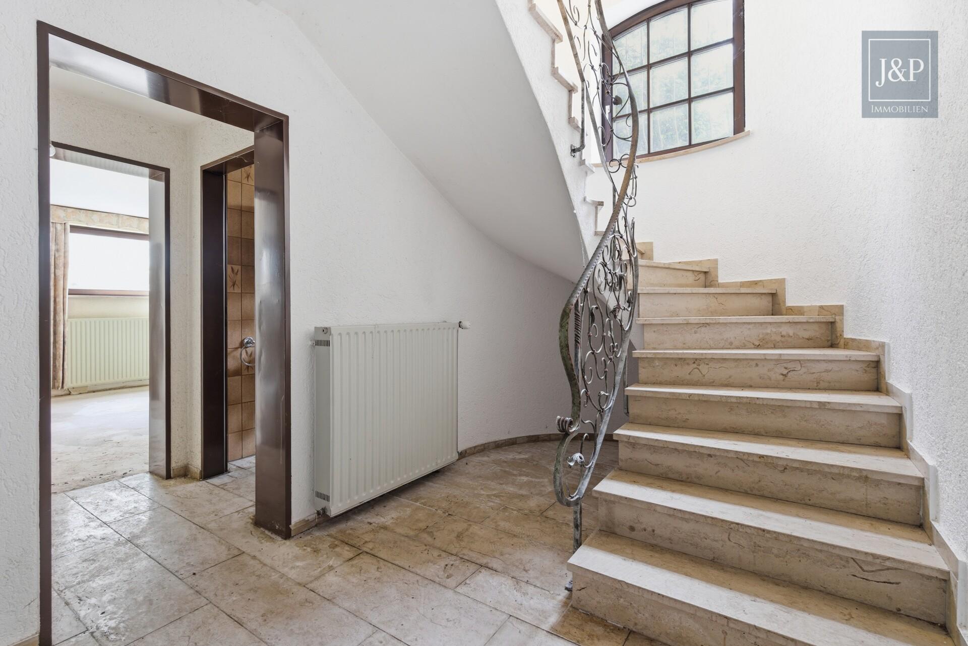 Hochwertiges Anwesen im Landhausstil! - Zentrale Feldrandlage mit durchdachtem Grundriss! - Treppenhaus UG