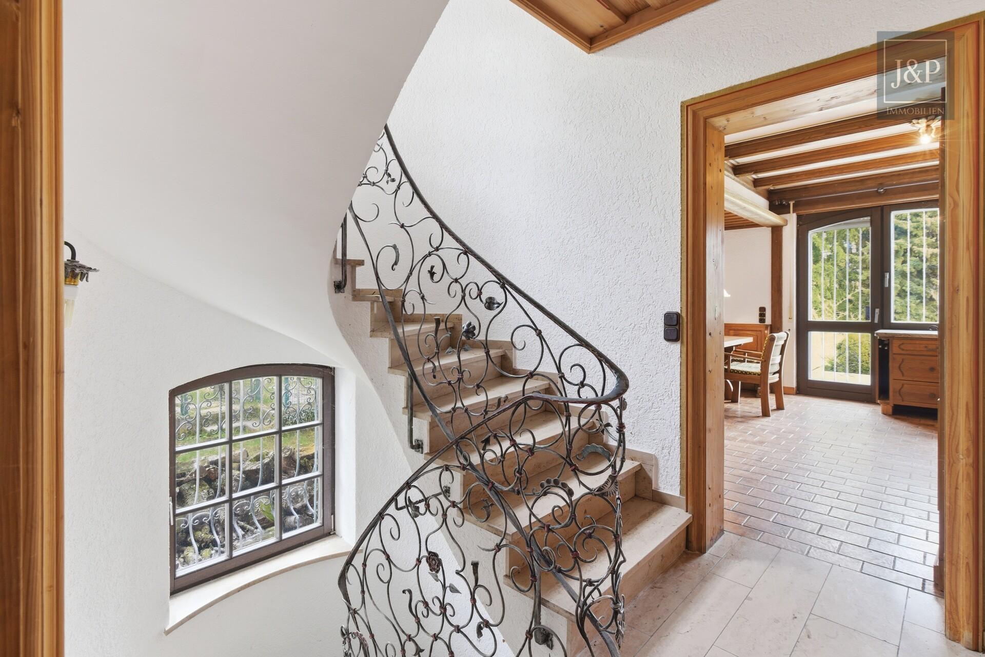 Hochwertiges Anwesen im Landhausstil! - Zentrale Feldrandlage mit durchdachtem Grundriss! - Treppenhaus EG