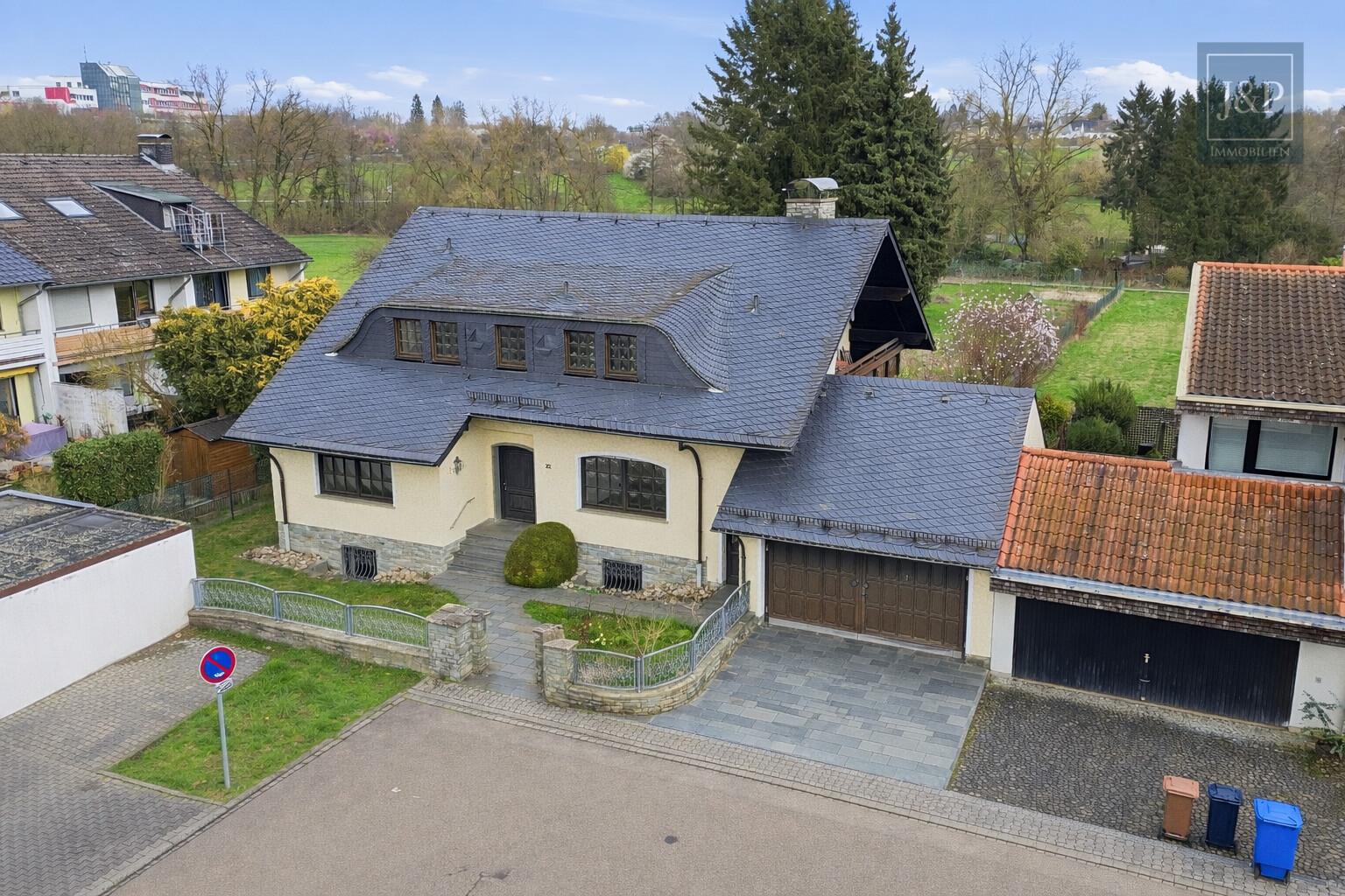 Hochwertiges Anwesen im Landhausstil! - Zentrale Feldrandlage mit durchdachtem Grundriss! - Anwesen mit Feldblick