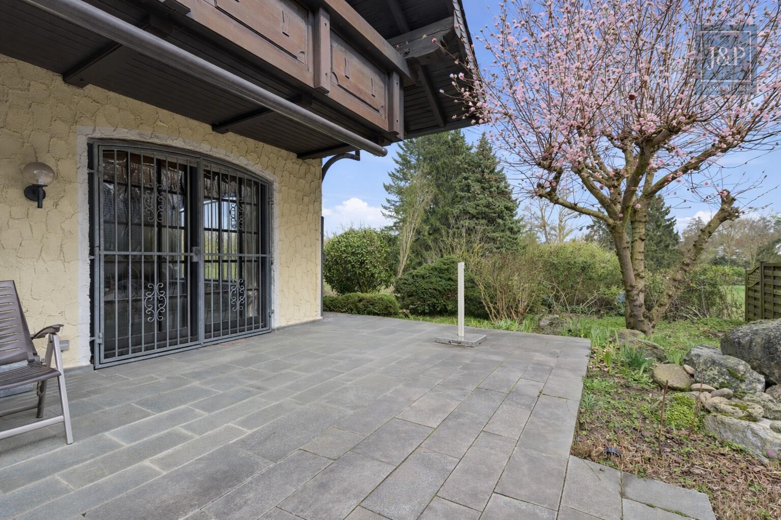 Hochwertiges Anwesen im Landhausstil! - Zentrale Feldrandlage mit durchdachtem Grundriss! - Terrasse