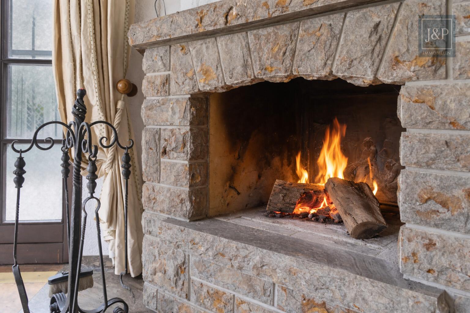 Hochwertiges Anwesen im Landhausstil! - Zentrale Feldrandlage mit durchdachtem Grundriss! - Kamin EG