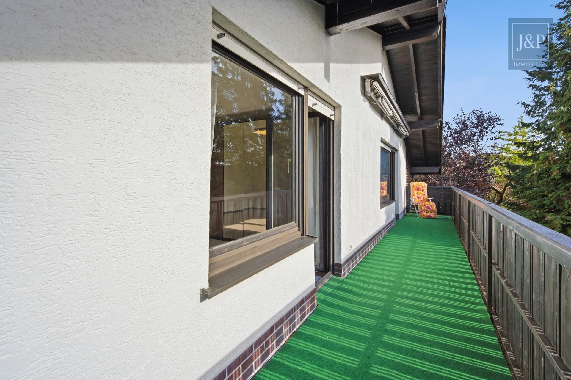 Zuhause für Generationen: Zweifamilienhaus mit Garten, Wintergarten & Doppelgarage in Roßdorf - Balkon