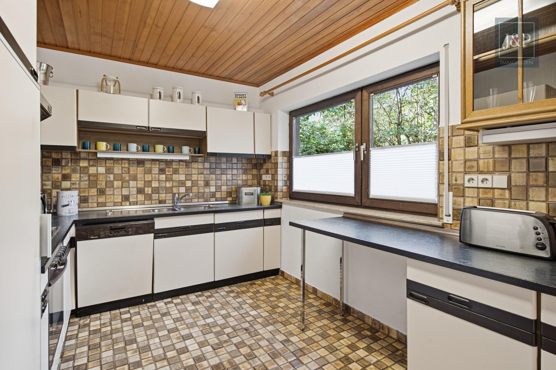 Zuhause für Generationen: Zweifamilienhaus mit Garten, Wintergarten & Doppelgarage in Roßdorf - Küche EG