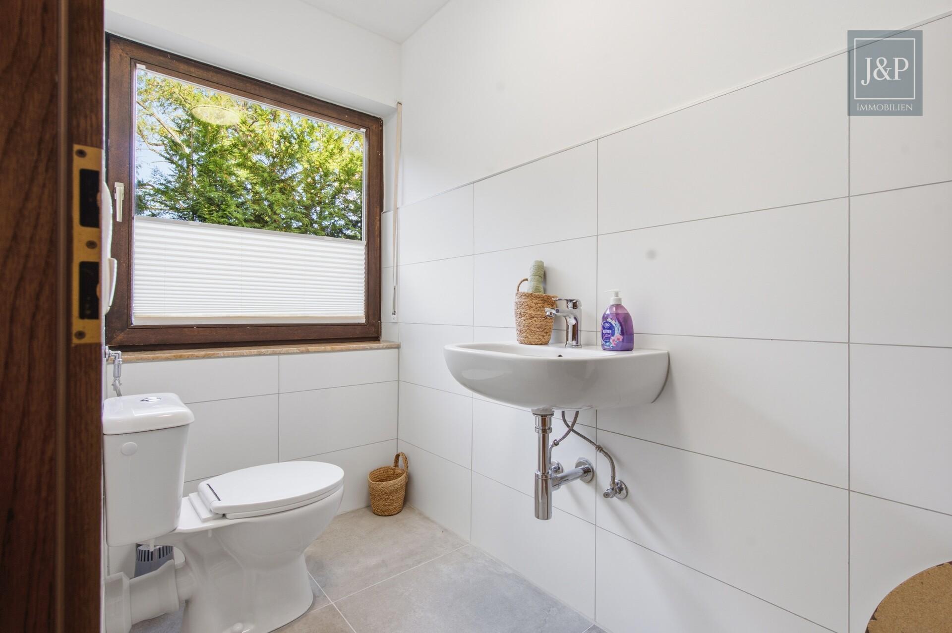 Zuhause für Generationen: Zweifamilienhaus mit Garten, Wintergarten & Doppelgarage in Roßdorf - Gäste WC EG