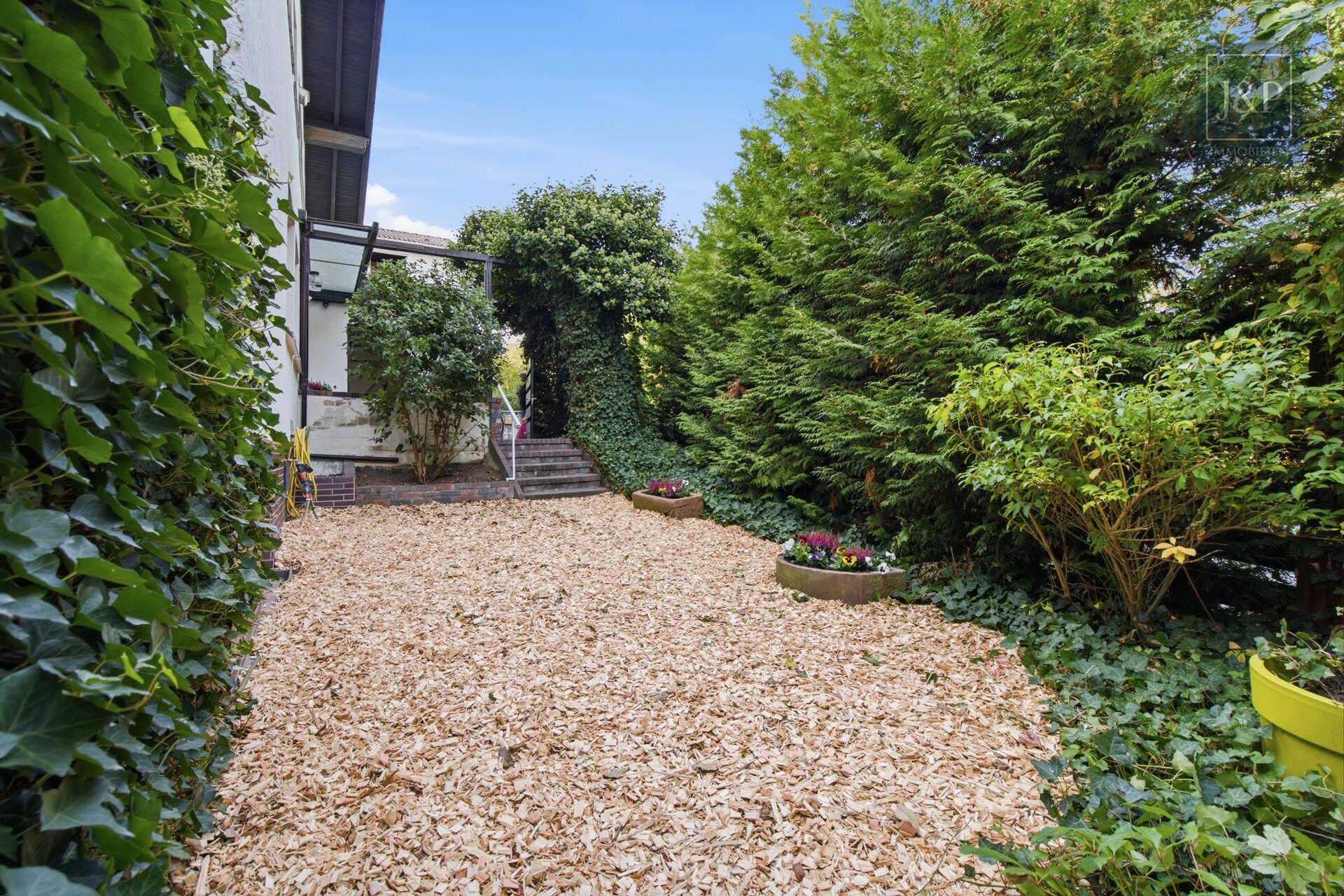 Zuhause für Generationen: Zweifamilienhaus mit Garten, Wintergarten & Doppelgarage in Roßdorf - Vorgarten