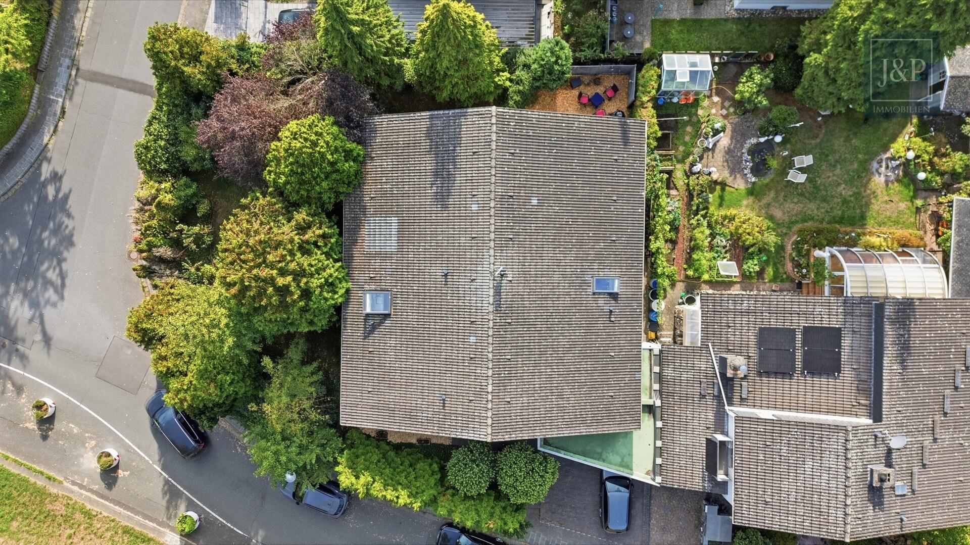 Zuhause für Generationen: Zweifamilienhaus mit Garten, Wintergarten & Doppelgarage in Roßdorf - Vogelperspektive