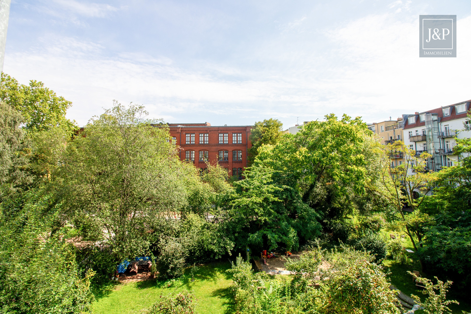 Bezugsfreie 3-Zimmer-Wohnung mitten im beliebten Kollwitzkiez! - Aussicht Balkon