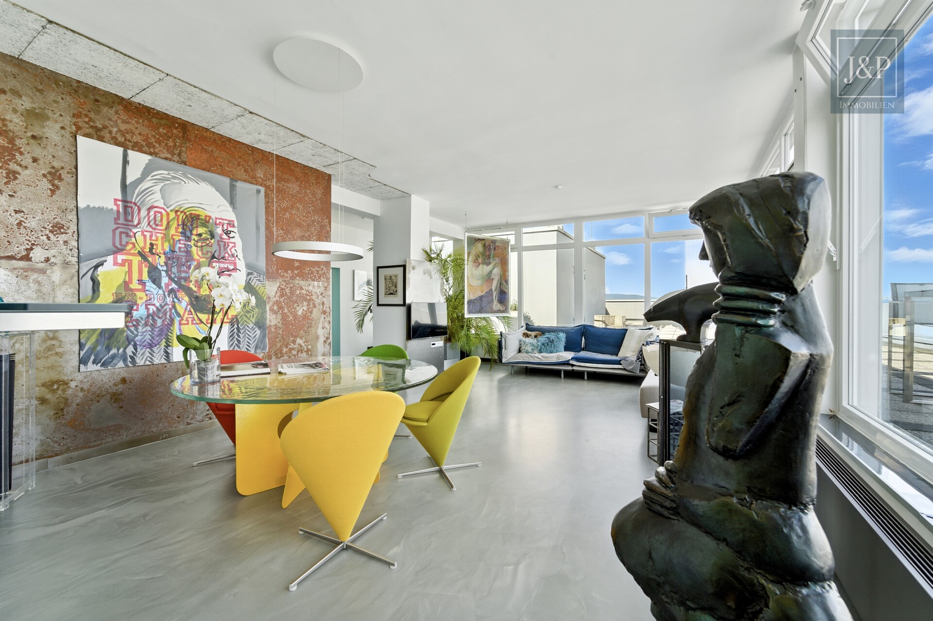 Luxus über den Dächern Eschborns - exklusives Architekten-Penthouse mit spektakulärem Ausblick - Wohn- /Essbereich