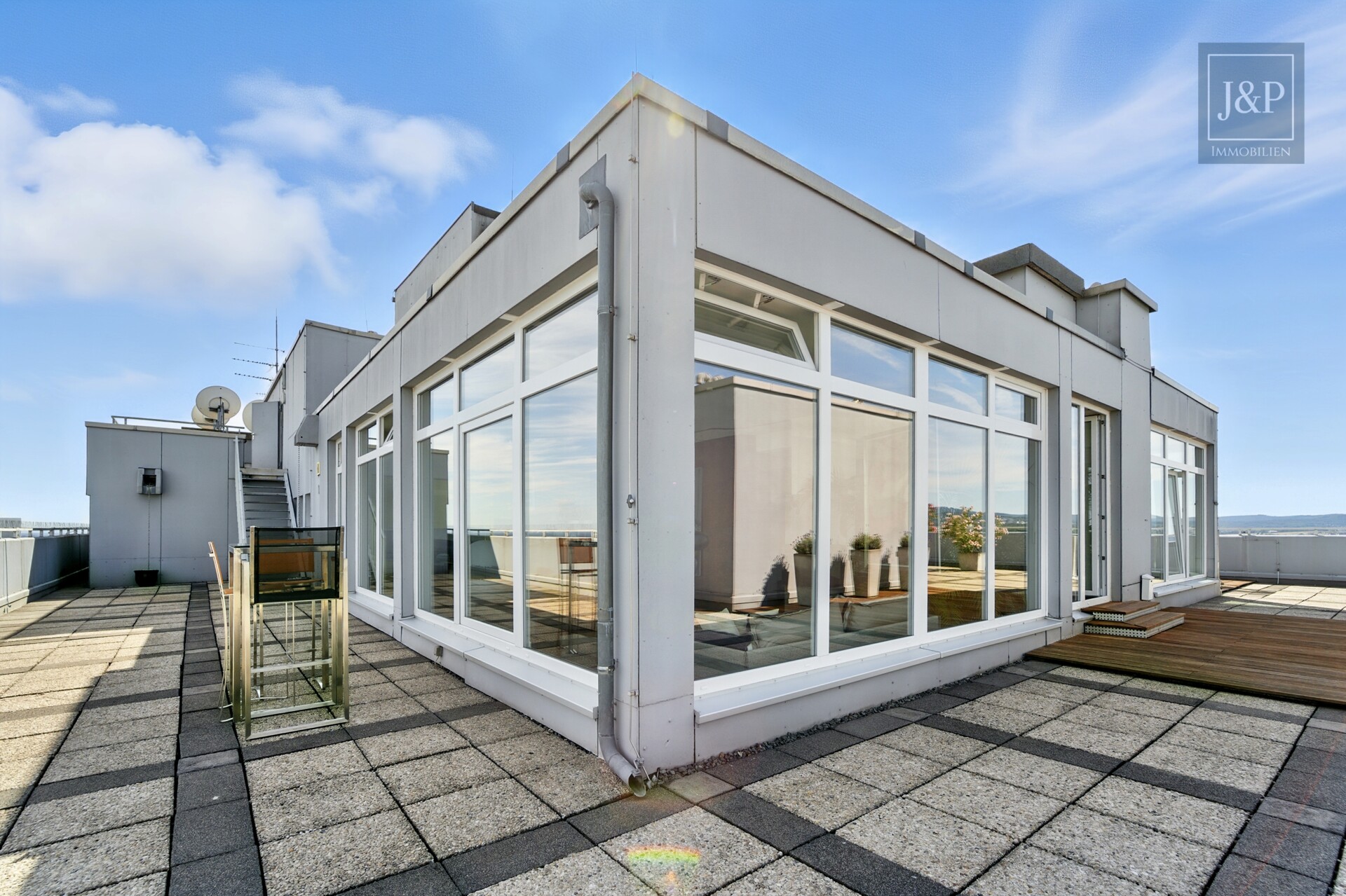 Luxus über den Dächern Eschborns - exklusives Architekten-Penthouse mit spektakulärem Ausblick - Außenansicht