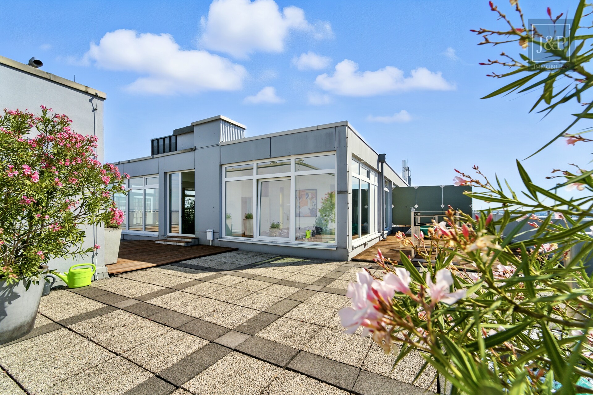 Luxus über den Dächern Eschborns - exklusives Architekten-Penthouse mit spektakulärem Ausblick - Außenansicht