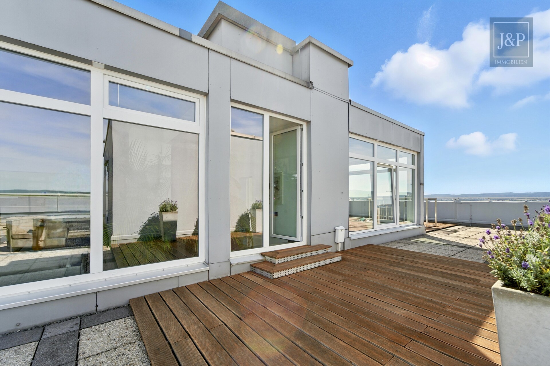 Luxus über den Dächern Eschborns - exklusives Architekten-Penthouse mit spektakulärem Ausblick - Dachterrasse (Zur Wohnung gehörend)