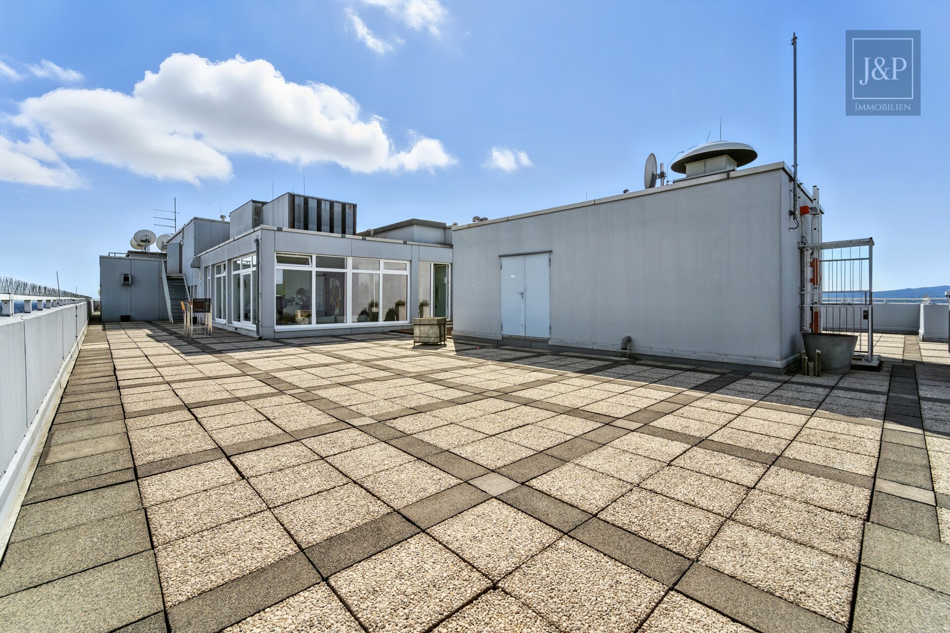 Luxus über den Dächern Eschborns - exklusives Architekten-Penthouse mit spektakulärem Ausblick - Nutzbare Dachterrasse