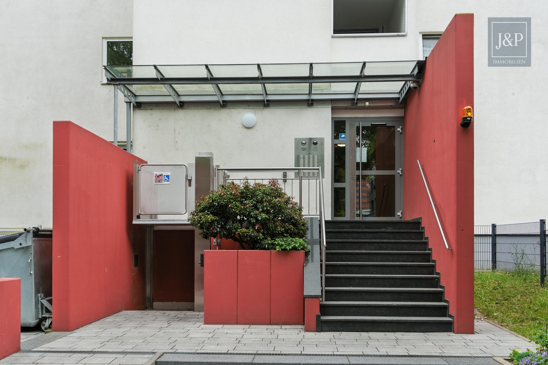 Top Kapitalanlage mit 1300 Kaltmiete - Energetische und renovierte ETW in Sachsenhausen Nord - Eingang