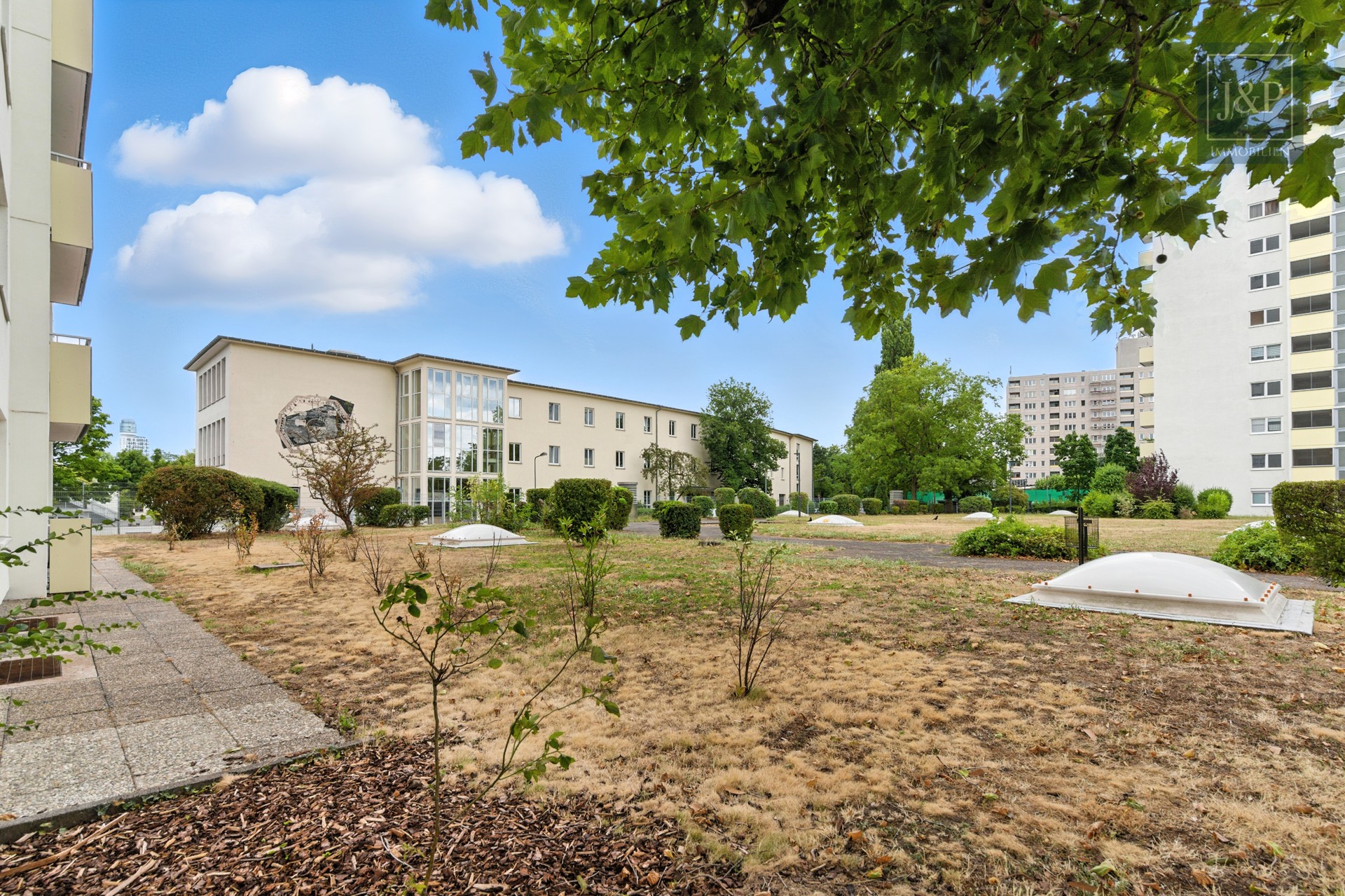 Top Kapitalanlage mit 1300 Kaltmiete - Energetische und renovierte ETW in Sachsenhausen Nord - Außenanlage