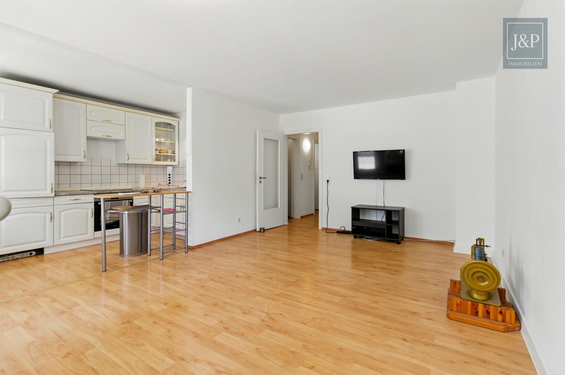2017 sanierte Wohnanlage! Energieeffiziente und naturnahe 2-Zimmer-Wohnung mit großzügiger Terrasse! - Wohnzimmer