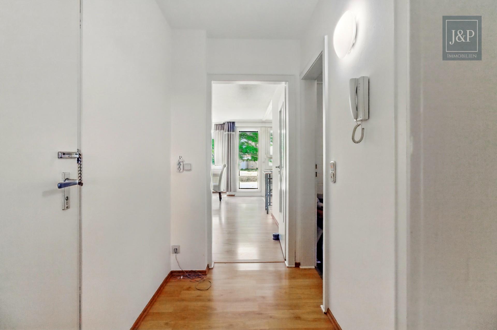 2017 sanierte Wohnanlage! Energieeffiziente und naturnahe 2-Zimmer-Wohnung mit großzügiger Terrasse! - Flur in Richtung Wohnzimmer