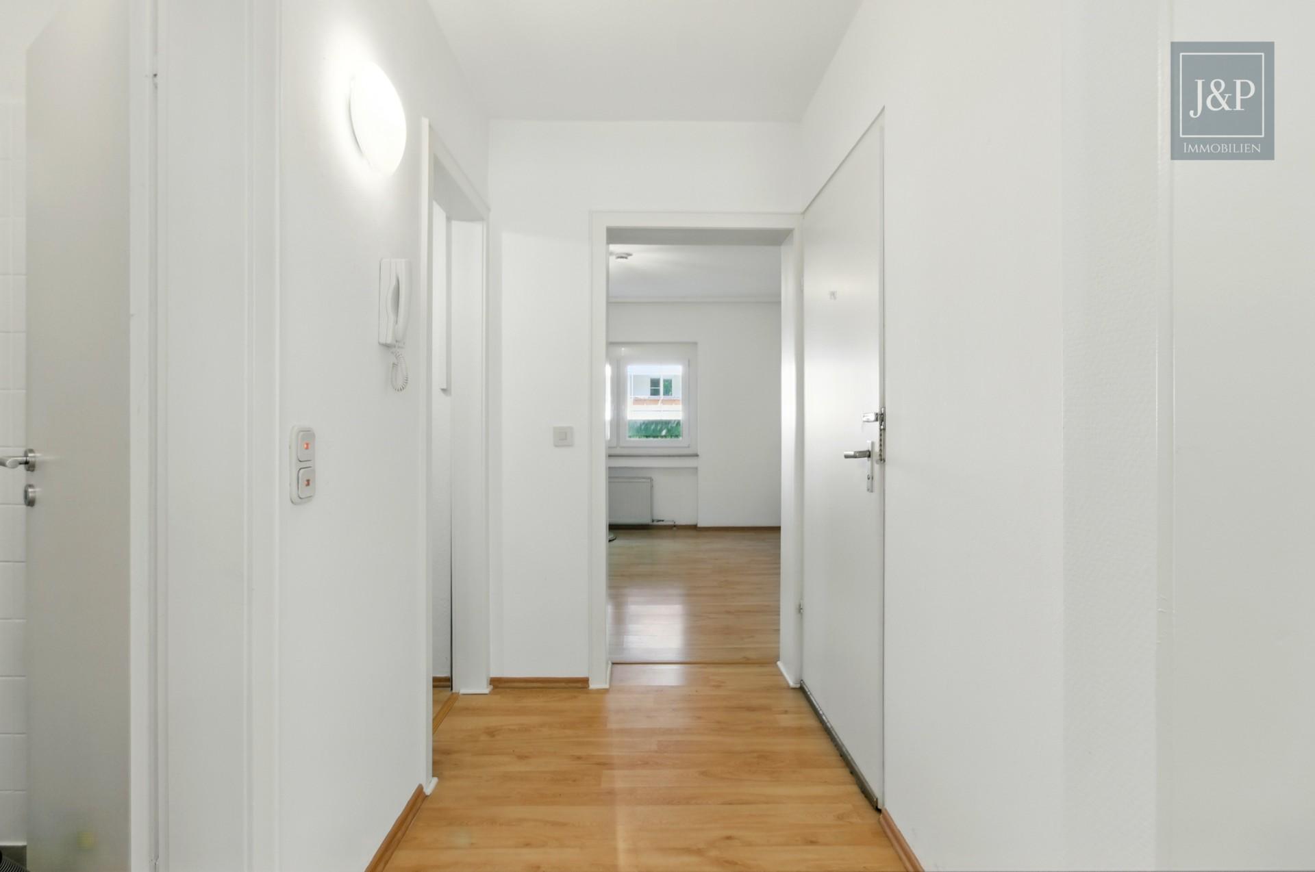 2017 sanierte Wohnanlage! Energieeffiziente und naturnahe 2-Zimmer-Wohnung mit großzügiger Terrasse! - Flur in Richtung Schlafzimmer