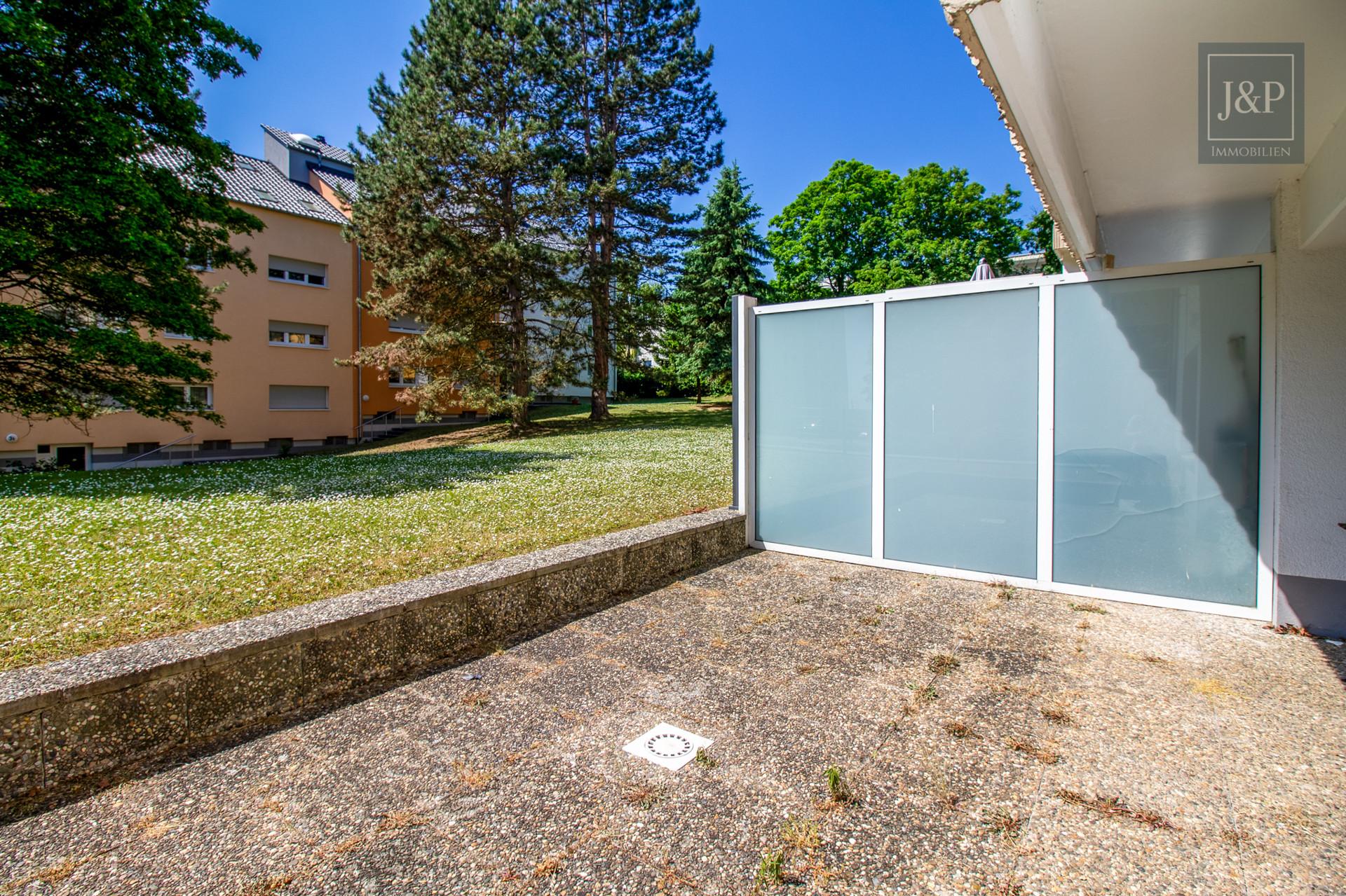 2017 sanierte Wohnanlage! Energieeffiziente und naturnahe 2-Zimmer-Wohnung mit großzügiger Terrasse! - Terrasse