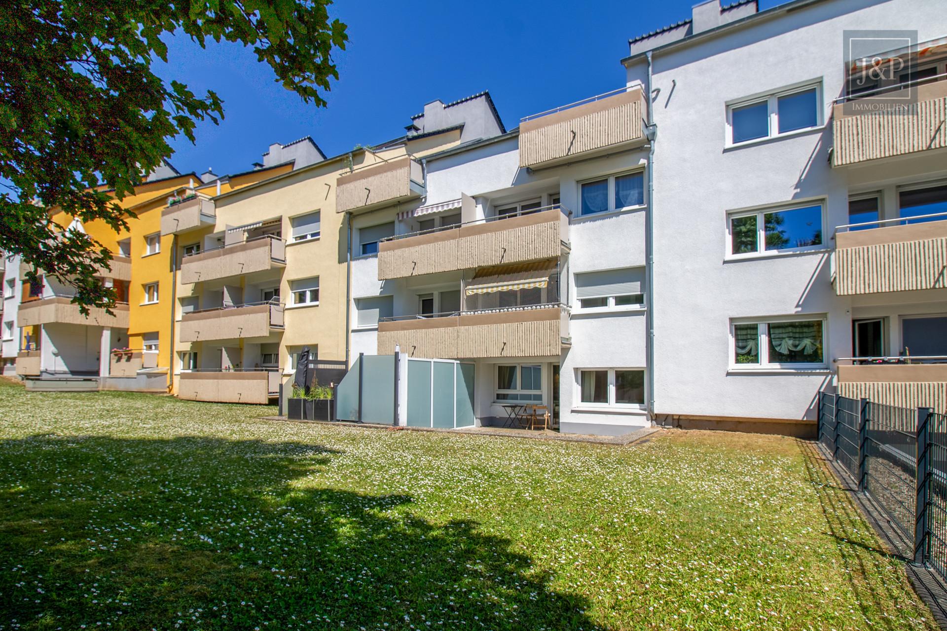 2017 sanierte Wohnanlage! Energieeffiziente und naturnahe 2-Zimmer-Wohnung mit großzügiger Terrasse! - Außenansicht