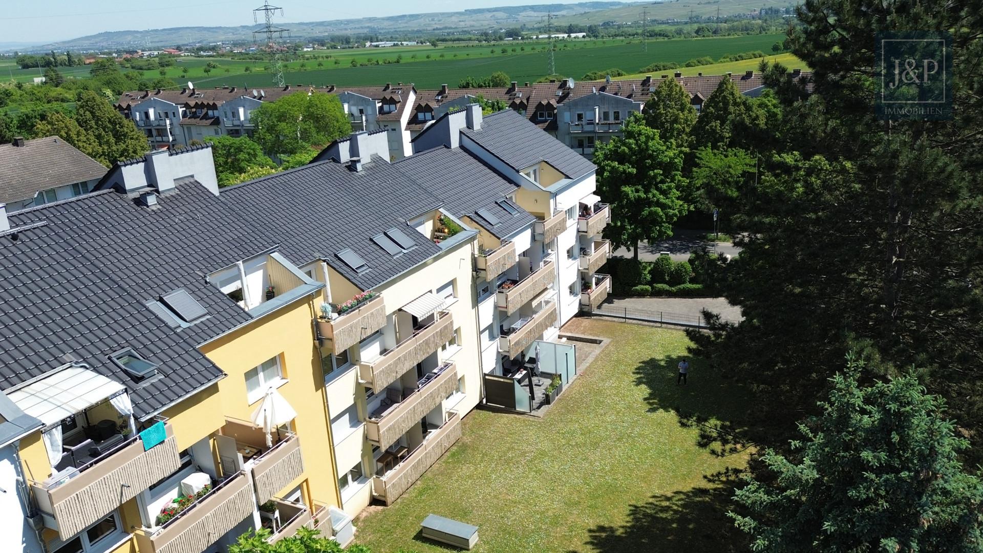 2017 sanierte Wohnanlage! Energieeffiziente und naturnahe 2-Zimmer-Wohnung mit großzügiger Terrasse! - Grundstück