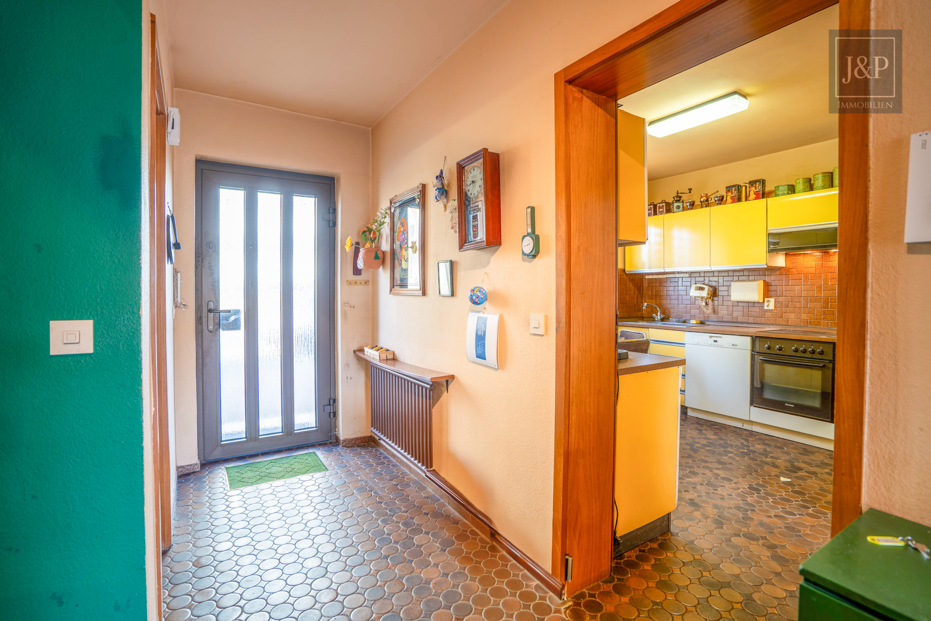 Einzigartige Gelegenheit! Modernisiertes Reihenhaus mit viel Platz für Familien - EG Flur