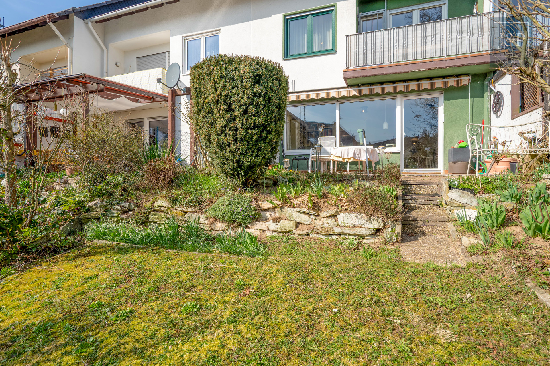 Einzigartige Gelegenheit! Modernisiertes Reihenhaus mit viel Platz für Familien - Garten