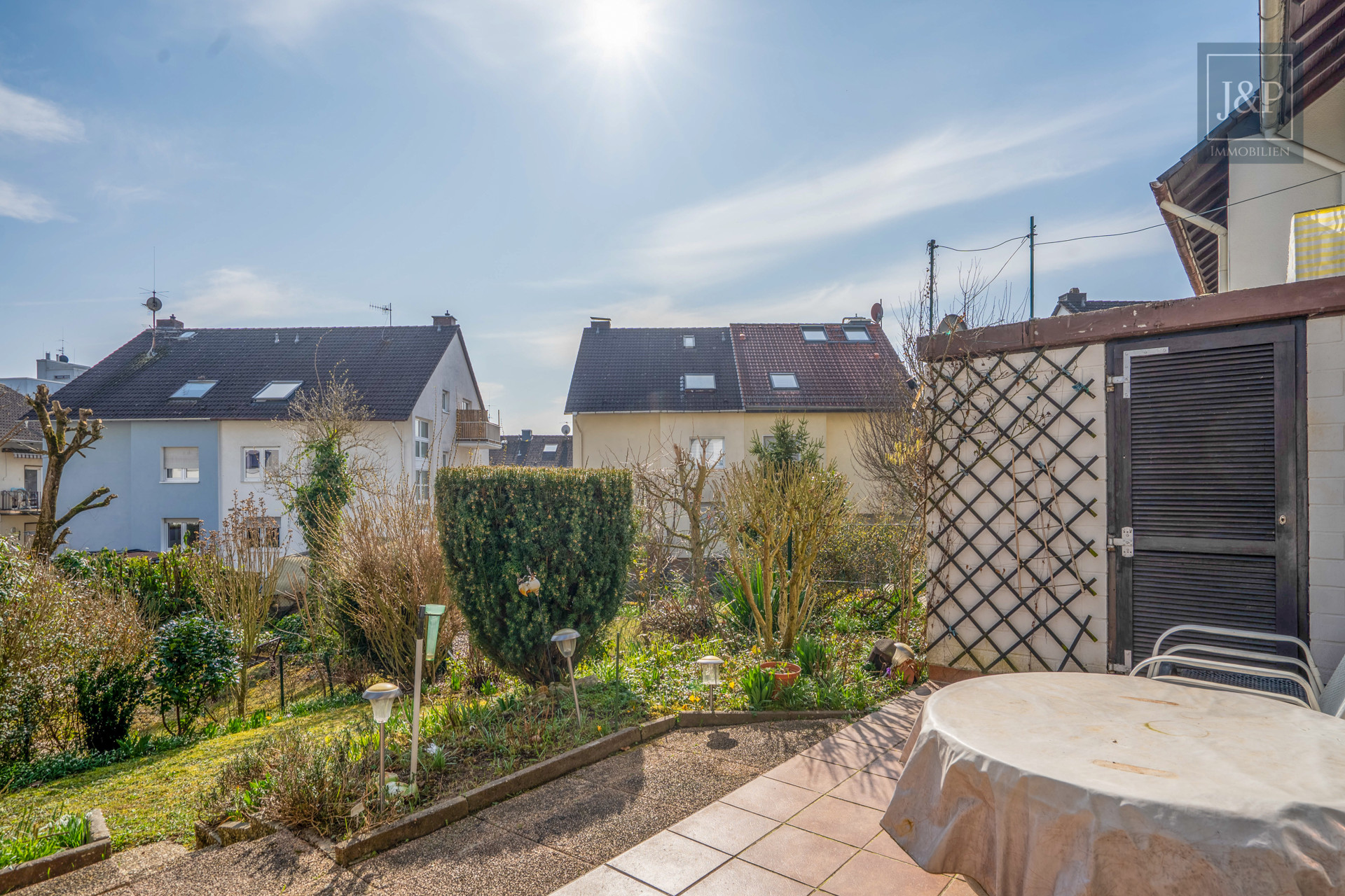 Einzigartige Gelegenheit! Modernisiertes Reihenhaus mit viel Platz für Familien - Terrasse