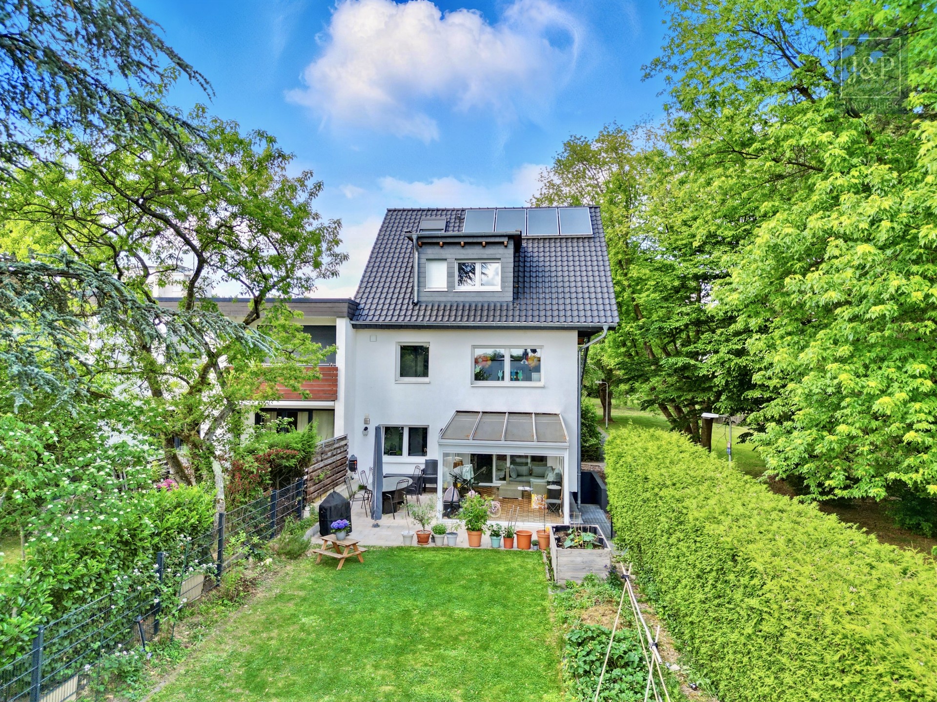 Reihenendhaus wie neu: KfW 55 - kernsaniert, aufgestockt, Solar & 7 Zimmer + Einliegerwohnung - Hinteransicht