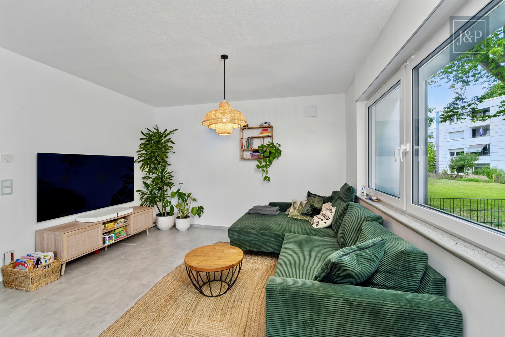Reihenendhaus wie neu: KfW 55 - kernsaniert, aufgestockt, Solar & 7 Zimmer + Einliegerwohnung - Wohnzimmer