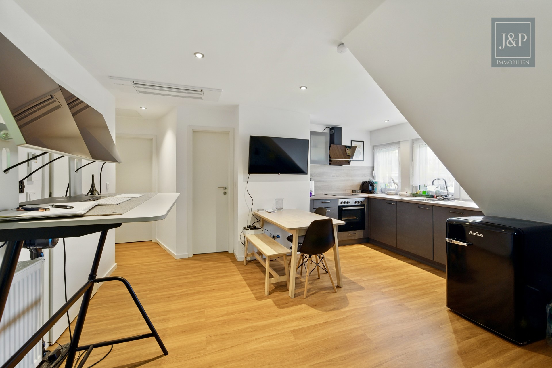 Reihenendhaus wie neu: KfW 55 - kernsaniert, aufgestockt, Solar & 7 Zimmer + Einliegerwohnung - Offener Wohn-/Essbereich 2.OG