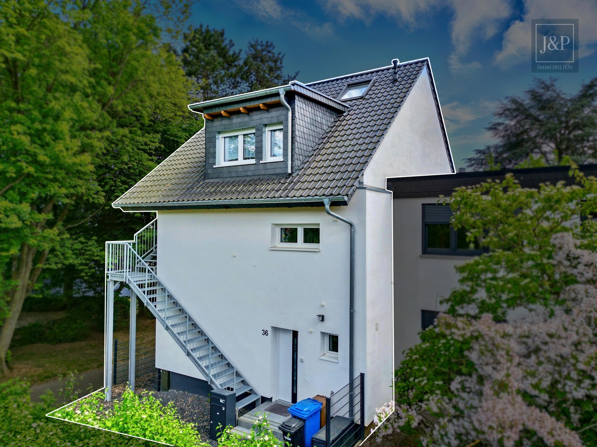 Reihenendhaus wie neu: KfW 55 - kernsaniert, aufgestockt, Solar & 7 Zimmer + Einliegerwohnung - Frontansicht