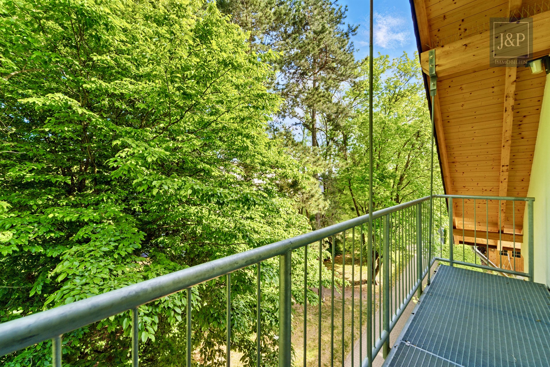 Reihenendhaus wie neu: KfW 55 - kernsaniert, aufgestockt, Solar & 7 Zimmer + Einliegerwohnung - Aufgang ELW