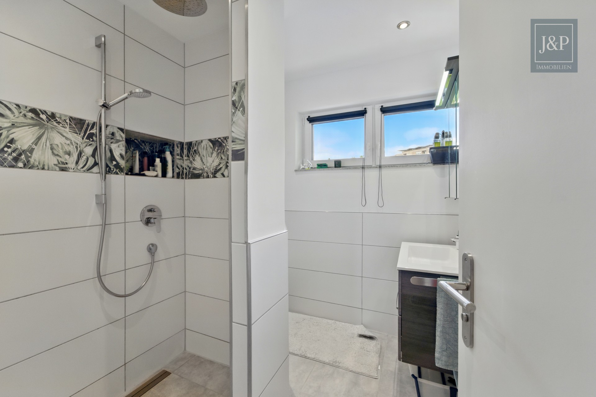 Reihenendhaus wie neu: KfW 55 - kernsaniert, aufgestockt, Solar & 7 Zimmer + Einliegerwohnung - Badezimmer (1.OG)