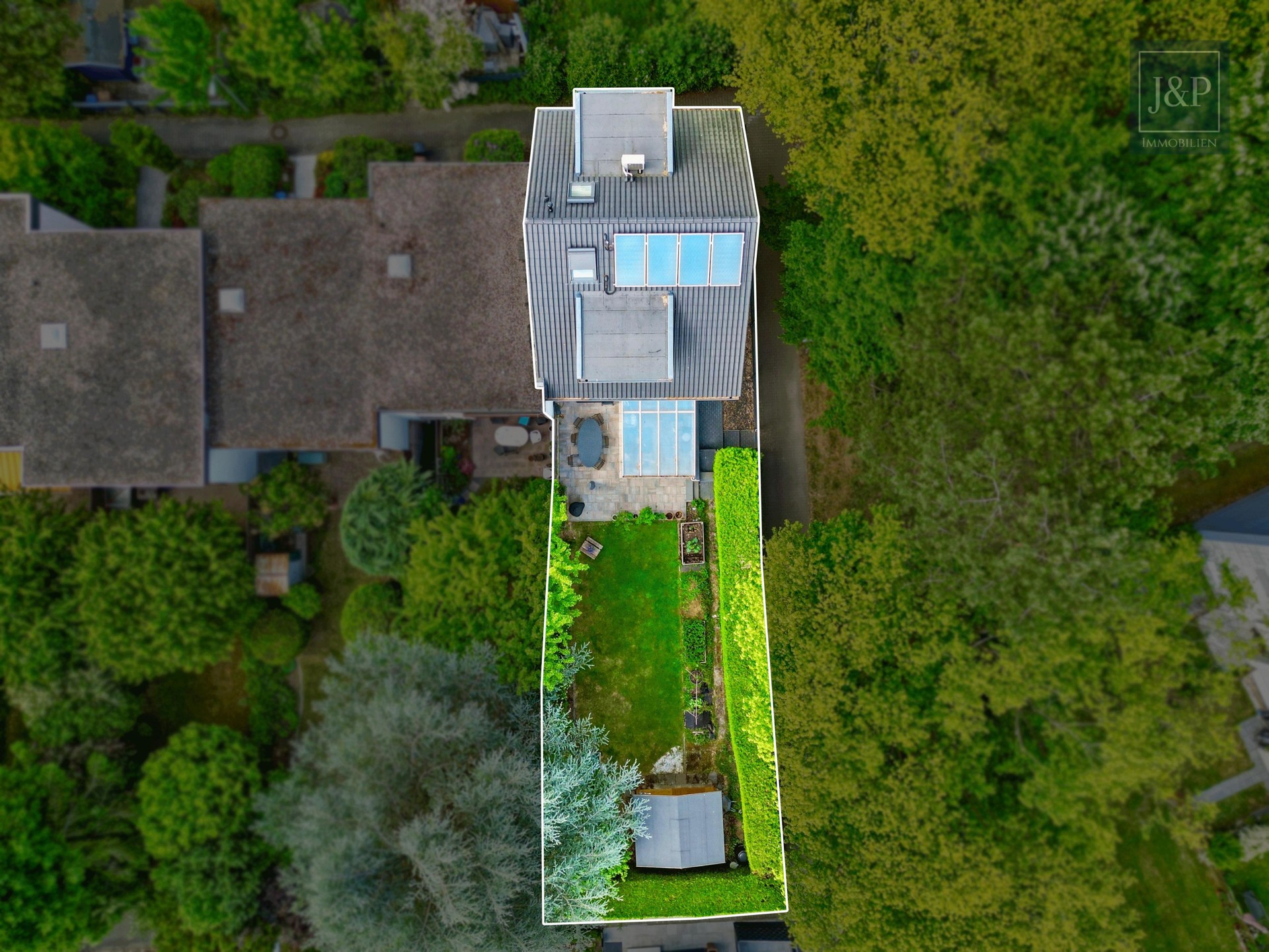 Reihenendhaus wie neu: KfW 55 - kernsaniert, aufgestockt, Solar & 7 Zimmer + Einliegerwohnung - Grundstück
