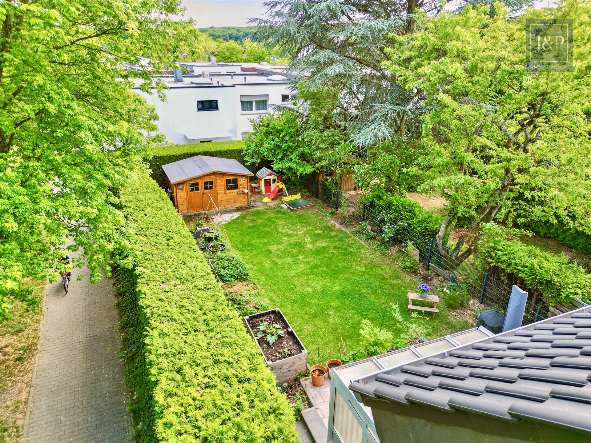Reihenendhaus wie neu: KfW 55 - kernsaniert, aufgestockt, Solar & 7 Zimmer + Einliegerwohnung - Garten