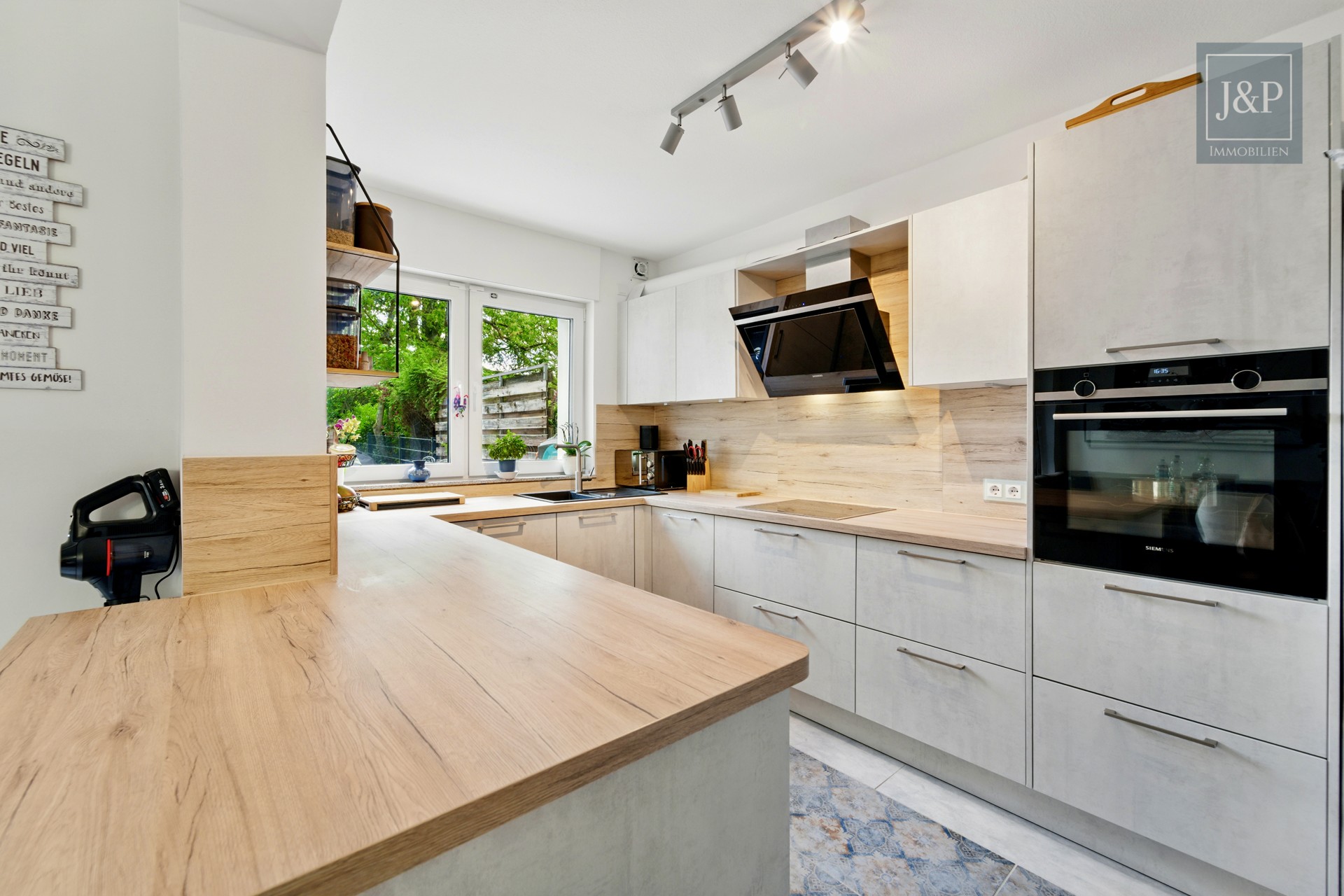 Reihenendhaus wie neu: KfW 55 - kernsaniert, aufgestockt, Solar & 7 Zimmer + Einliegerwohnung - Küche