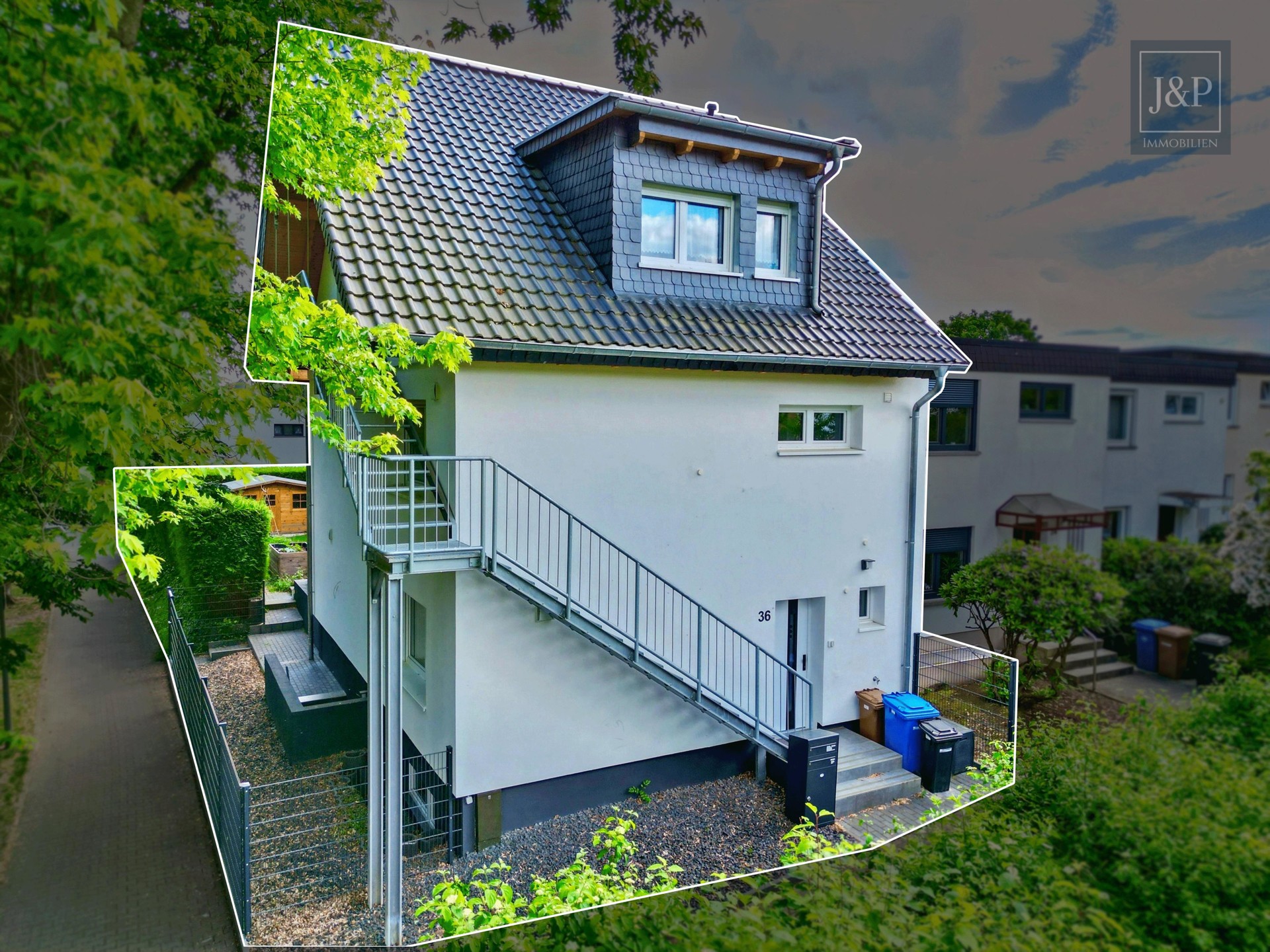 Reihenendhaus wie neu: KfW 55 - kernsaniert, aufgestockt, Solar & 7 Zimmer + Einliegerwohnung - Frontansicht