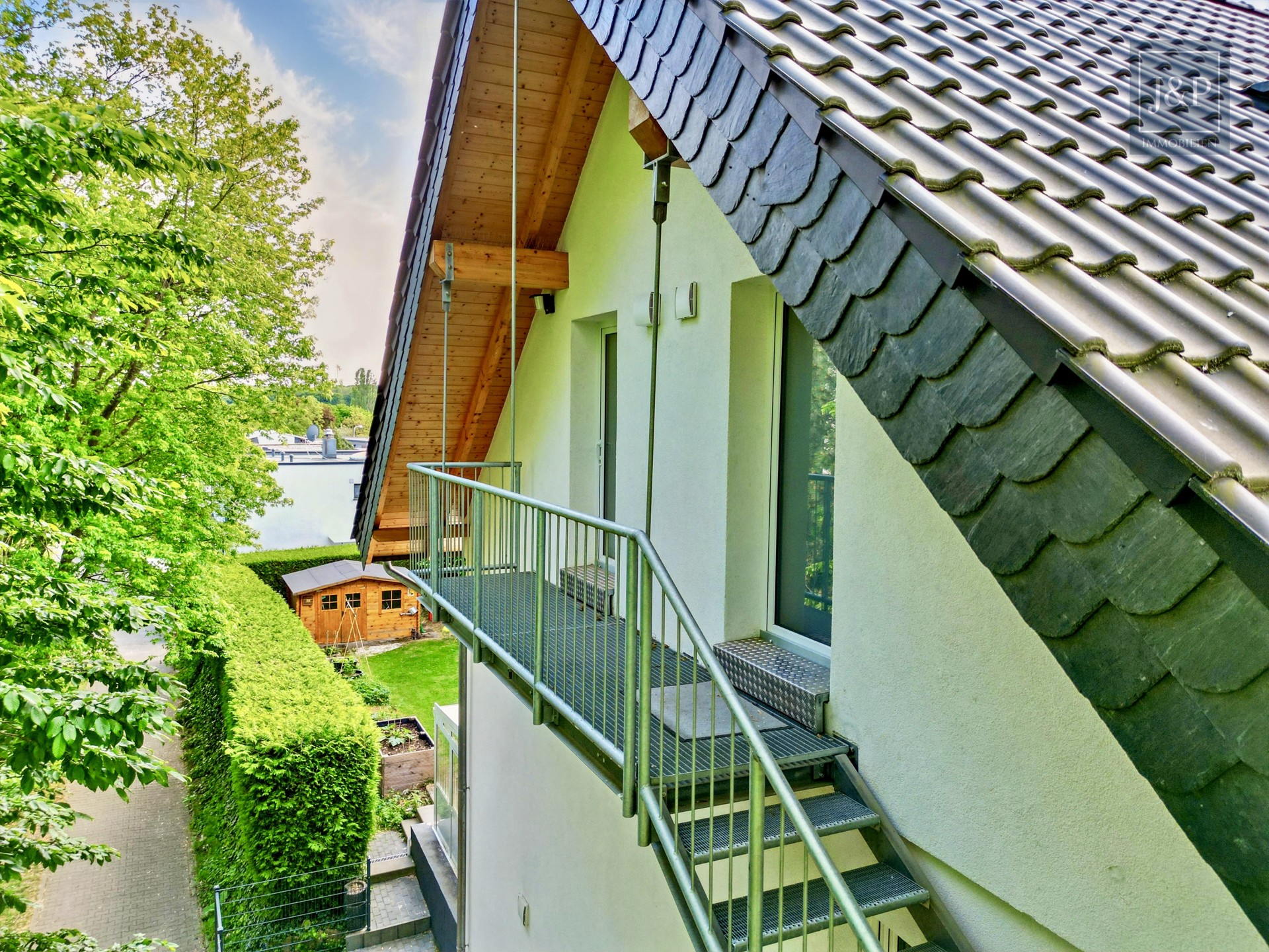 Reihenendhaus wie neu: KfW 55 - kernsaniert, aufgestockt, Solar & 7 Zimmer + Einliegerwohnung - Aufgang ELW