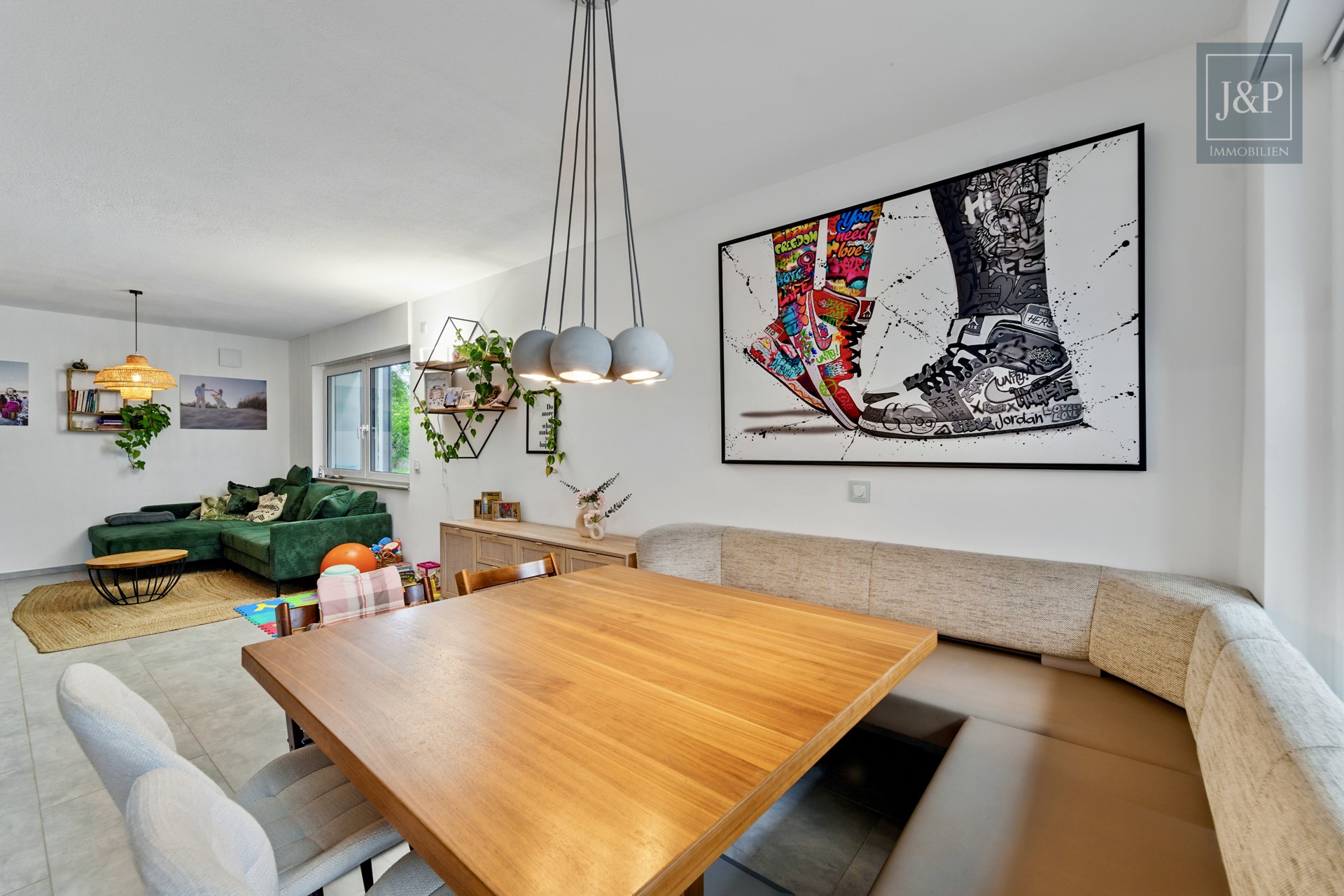 Reihenendhaus wie neu: KfW 55 - kernsaniert, aufgestockt, Solar & 7 Zimmer + Einliegerwohnung - Essbereich