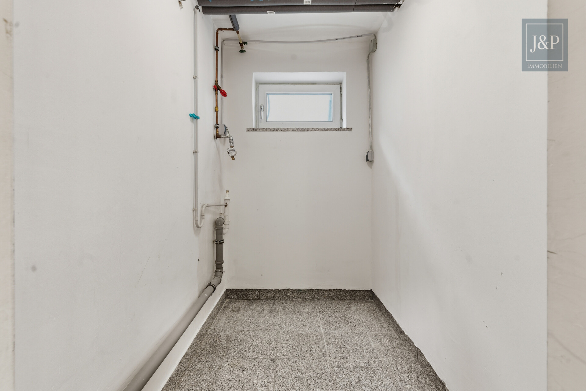 Ruhig und Familiär! 4,5-Zimmer-Souterrain-Wohnung mit großem Gartenanteil! - Keller/ Waschraum