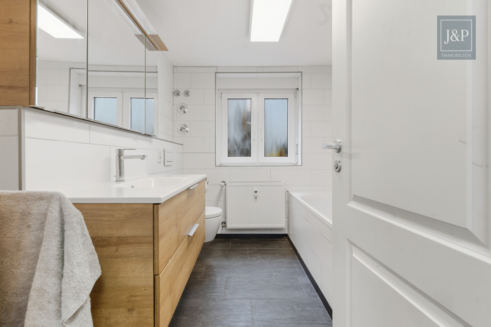 Ruhig und Familiär! 4,5-Zimmer-Souterrain-Wohnung mit großem Gartenanteil! - Badezimmer